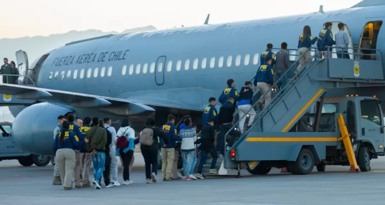 Primer vuelo de expulsión marca inicio de política migratoria