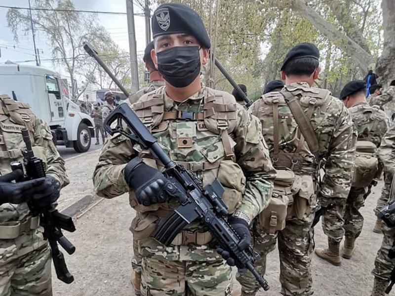 Exigencia de presencia militar y reacciones políticas