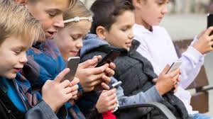Riesgos Asociados al Uso de Redes Sociales en Jóvenes