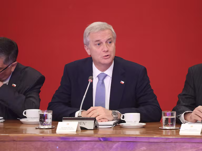 Presidente Kast firma proyecto que obliga a test de drogas a autoridades y salida del cargo si dan positivo