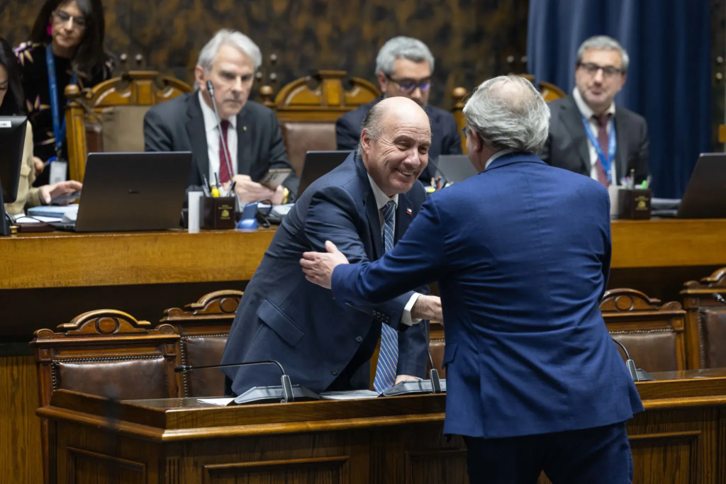 Jorge Quiroz durante la votación de los vetos a la Ley de Reconstrucción Nacional en el Senado