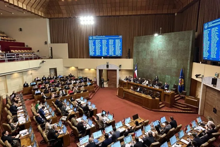 El gobierno de José Antonio Kast evalúa reactivar su reforma sobre migrantes con un quórum reducido de 29 senadores, gracias a un fallo del Tribunal Constitucional de 2006 que podría evitar el requisito de dos tercios.