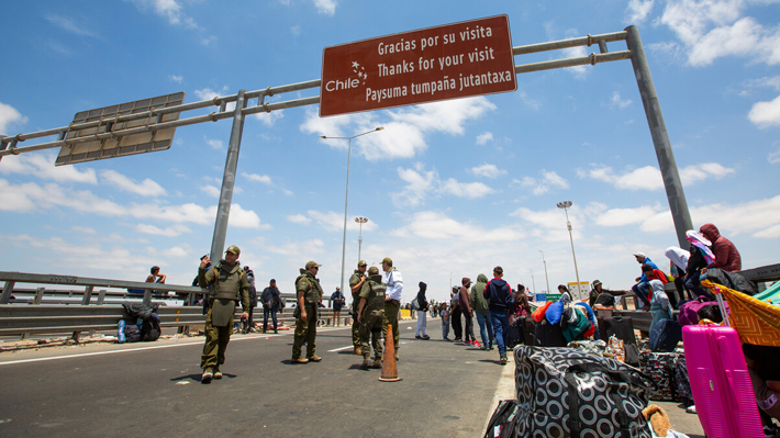Salida voluntaria de extranjeros en Chile: migrantes venezolanos en un paso fronterizo habilitado bajo control policial