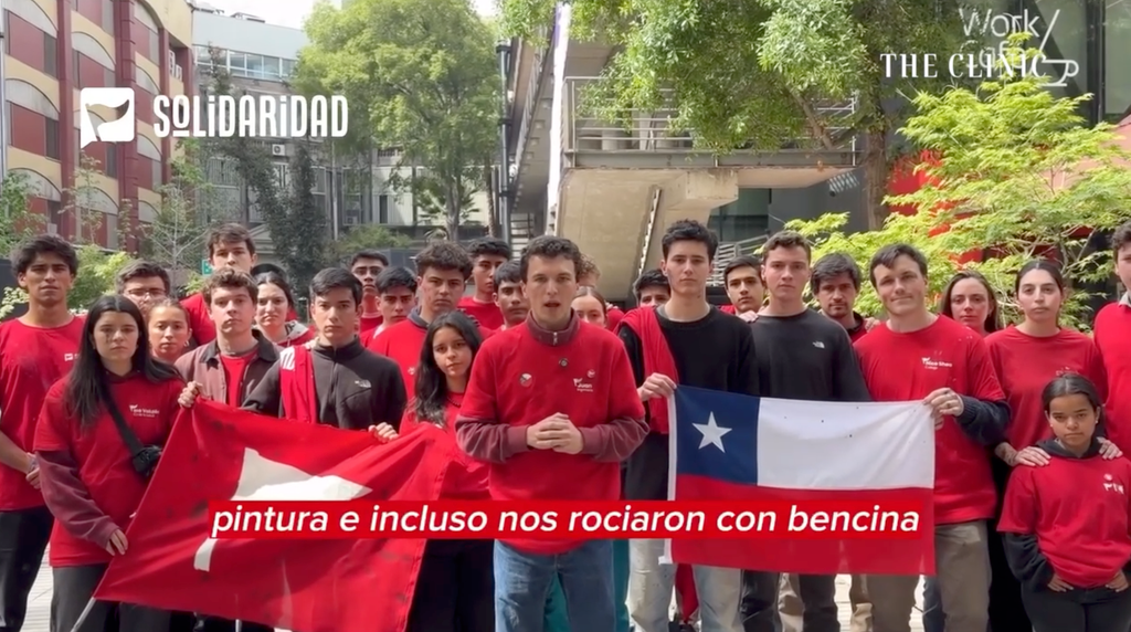 Solidaridad UC denuncia ataque con palos, piedras y bencina frente a Casa Central durante la marcha Confech. Kast y Pavez condenaron los hechos.