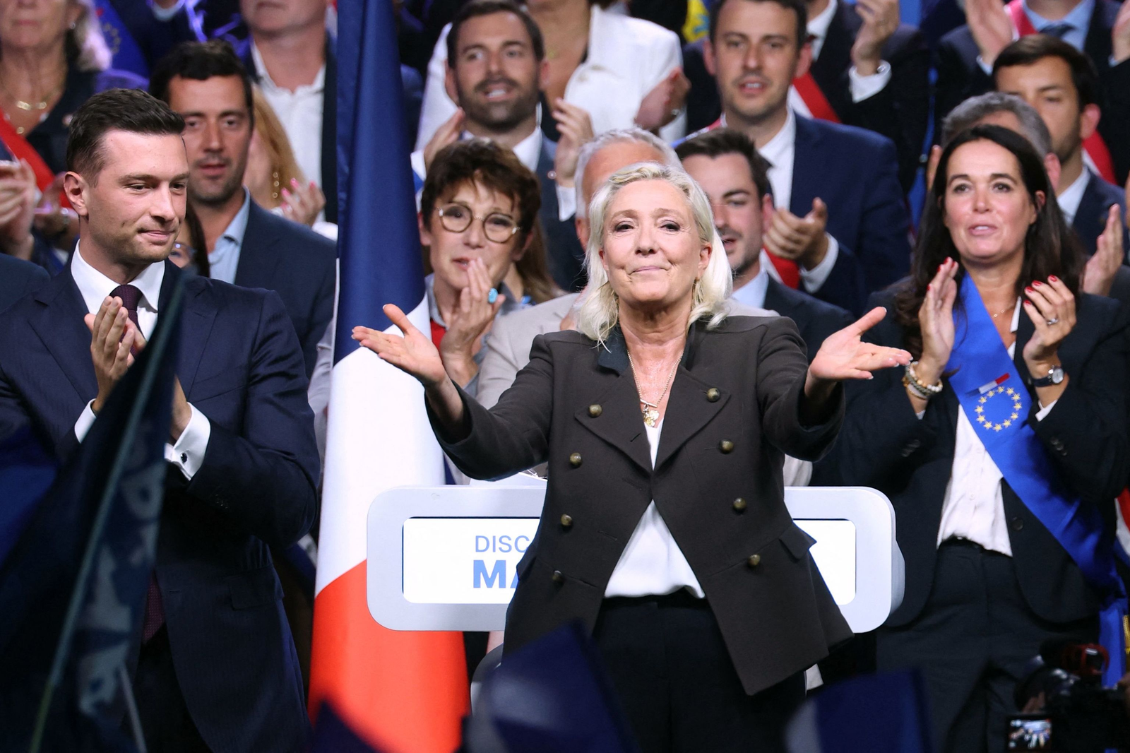 Simpatizantes de la derecha en Francia en un acto del Reagrupamiento Nacional rumbo a la presidencial 2027