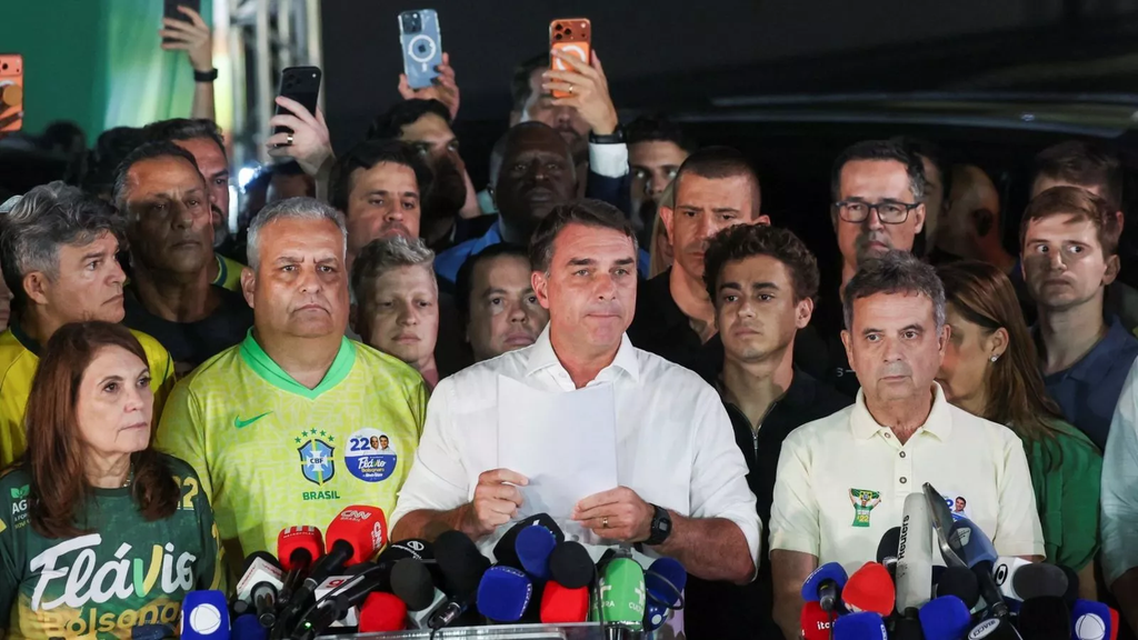 Flávio Bolsonaro anuncia que pedirá anular las elecciones en Brasil tras la victoria de Lula