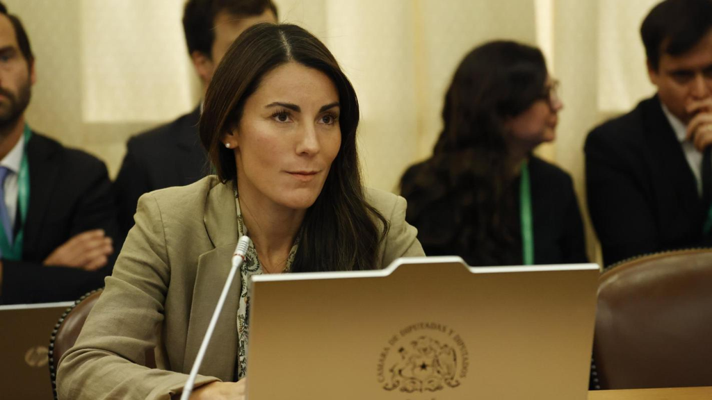 "No está teniendo el impacto que uno esperaría en los aprendizajes": la ministra Arzola explica el recorte y abre diálogo.